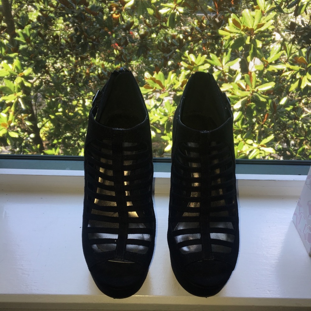 Sassy Madden Girl Black Wedges!